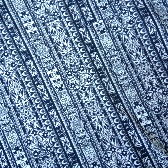 LulaRoe T-Shirt Dress W/ Pocket Patterened Size XS - Picture 3 of 7